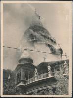 1947 Budapest, Szent István Bazilika, égő kupola, Falus Károly pecséttel jelzett fotója, felületén törésnyommal, 12×9 cm