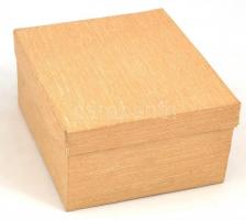 MHSZ porcelán korsó, jelzés nélkül, eredeti dobozában, hibátlan, m: 14 cm