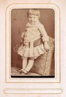 Régi bőr kötésű fotóalbum, fém veretekkel, különböző méretű keményhátú fotókhoz, sérült gerinc, kopo...