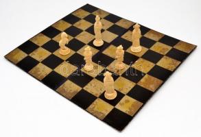 Csontőrlemény faragott sakk-készlet, papír sakktáblával, tartódobozban, 19×32×7 cm