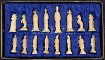 Csontőrlemény faragott sakk-készlet, papír sakktáblával, tartódobozban, 19×32×7 cm