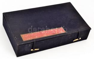 Csontőrlemény faragott sakk-készlet, papír sakktáblával, tartódobozban, 19×32×7 cm