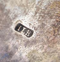 Virágos, ornamentikus mintájú fém kosár, jelzett, sérült, 19×8 cm