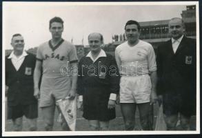 1958 Bp., Népstadion: Vasas-Real Madrid (2:0) futball mérkőzés, rajta a Vasas és Real Madrid kapitányai a zászlókkal, és a bírókkal, fotó, 6x9 cm