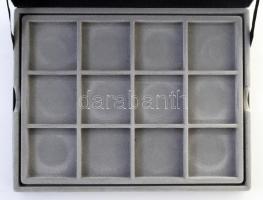 Éremtartó kazetta, kivehető tálcával, összesen 24 férőhellyel. Használt, de jó állapotban