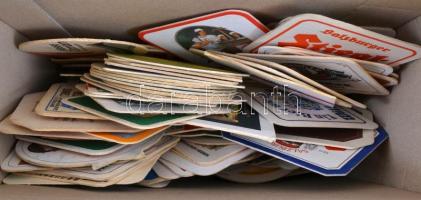 Közel 100 db reklámos söralátét