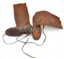 cca 1910-1920 Katonai ruházat részei, 1 csizmapár, 1 lábszárvédőpár, 1 pár csizmába való ruhaféle, 1...