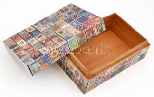Bélyegeket ábrázoló fóliázott kis fa doboz 15x10x6 cm