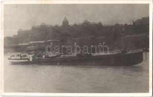 Budapest, LERCHENFELD motoros hajó a Királyi vár előtt a Dunán. photo (EK)