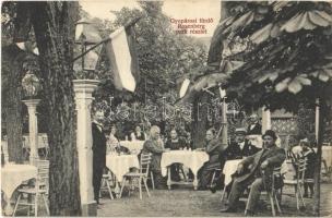 1914 Gyopárosfürdő, Gyopáros (Orosháza); Rosenberg park, vendéglő, étterem kertje vendégekkel és pincérekkel, magyar zászlóval. Tóth György kiadása (EK)