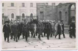 1935 Milánó, Milano, Milan; Toldi Géza ( magyar válogatott labdarúgó) és az MLSZ vezetősége a milánói Hősök emlékének megkoszorúzásakor az olasz-magyar mérkőzés előtt / Géza Toldi ( Hungarian football player) and the Hungarian Football Federation at the wreathing of the heroes monument before the Italian-Hungarian football match. photo