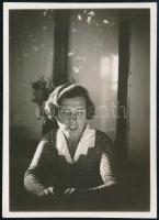 cca 1933 Kinszki Imre (1901-1945) budapesti fotóművész jelzés nélküli, vintage fotója (Portré), 8,5x6 cm