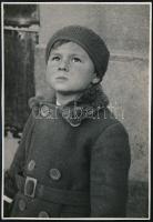cca 1932 Kinszki Imre (1901-1945) budapesti fotóművész jelzés nélküli, de általa feliratozott, vintage fotója fiáról (Kinszki Gáborka 4 éves), 17,3x12 cm