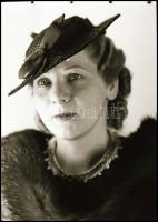 cca 1933 Egy banktisztviselő feleségének kalapjai, 20 db vintage negatív Merényi Andor (?-?) budapesti fotóművész hagyatékából, 4x6 cm