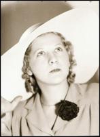 cca 1933 Egy banktisztviselő feleségének kalapjai, 20 db vintage negatív Merényi Andor (?-?) budapes...