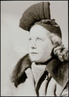 cca 1933 Egy banktisztviselő feleségének kalapjai, 20 db vintage negatív Merényi Andor (?-?) budapes...