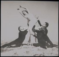 cca 1933 Szentpál Olga (1895-1968) mozgásművészeti csoportjáról készült negatív, szabadtéri kompozíc...