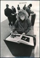 cca 1990 Markovics Ferenc fotóművész pecséttel jelzett fotója Robert Mapplethorpe budapesti kiállításáról, hullámos fotó, 18x12,5 cm
