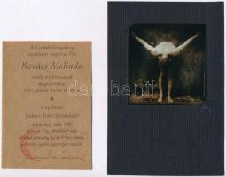 1997 Kovács Melinda szignózott, vintage fotóművészeti alkotása, amelyet a Gromek Fotógalériában rendezett kiállításán mutattak be, 6,8x7 cm