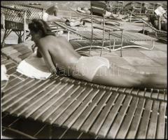 cca 1930 Lesifotó a női napozóról, vintage negatív, 5x8 cm