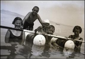 cca 1920 Balatoni fürdőzök, 13 db jó minőségű, vintage negatív, 6x9 cm