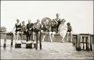 cca 1920 Balatoni fürdőzök, 13 db jó minőségű, vintage negatív, 6x9 cm