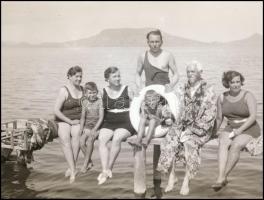 cca 1920 Balatoni fürdőzök, 13 db jó minőségű, vintage negatív, 6x9 cm