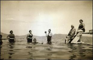 cca 1920 Balatoni fürdőzök, 13 db jó minőségű, vintage negatív, 6x9 cm