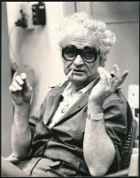 Armuth Gábor (?-?): Szász Endre (1926-2003) Munkácsy Mihály-díjas festő- és grafikusművész, látványtervező, porcelánfestő portréfotója, a hátoldalán feliratozott, 21x16 cm