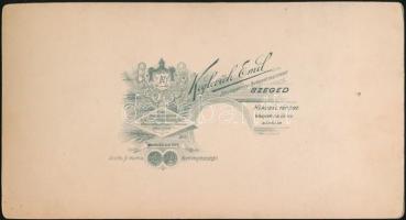 cca 1900 Szeged, Keglovich Emil fényképész műtermében készült, vintage esküvői fotó, a kartonon apró...