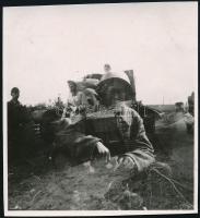 cca 1942 Dupla expozíció ugyanarra negatívra, véletlenszerűen létrejött fotómontázs katonákról, jelzés nélküli, vintage fotó Thöresz Dezső (1902-1963) békéscsabai gyógyszerész és fotóművész hagyatékából, 6x5,5 cm