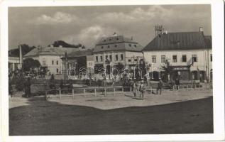 1944 Dés, Dej; Piactér a bevonulás idejéről, horogkeresztes zászló, magyar címer és zászlók, Gyógyszertár / market square from the time of the entry of the Hungarian troops, Hungarian flags and coat of arms, swastika flag, pharmacy