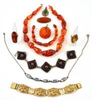 Vegyes bizsu tétel, közte borostyánnal díszítettek, gyöngyház berakásos fa dobozban, 13x9x5,5 cm