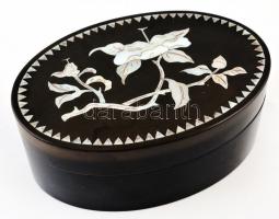 Vegyes bizsu tétel, közte borostyánnal díszítettek, gyöngyház berakásos fa dobozban, 13x9x5,5 cm