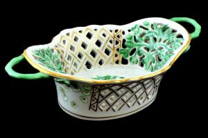 Herendi zöld virágmintás porcelán kosár, kézzel festett, jelzett, kis kopásnyomokkal, 18×10×5 cm