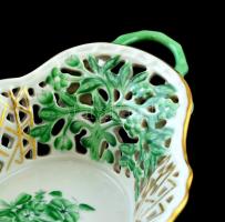 Herendi zöld virágmintás porcelán kosár, kézzel festett, jelzett, kis kopásnyomokkal, 18×10×5 cm