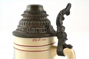 Ón fedeles "Siegfried" sörös korsó, kézzel festett, jelzés nélkül, kis kopásnyomokkal, m: ...