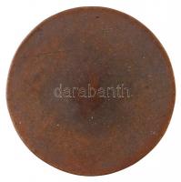 Vincze Pál (1907-1994) DN Fiúgyermek jobb kezében magasba tartott szalaggal, balban bottal, háttérbe...