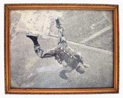 Ejtőernyős. Fotó nagyítás üvegezett keretben. 31x39 cm