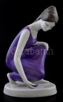 Hollóházi porcelán térdelő lány, kézzel festett, jelzett, gyári mázhibával, m: 18 cm