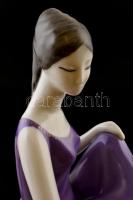 Hollóházi porcelán térdelő lány, kézzel festett, jelzett, gyári mázhibával, m: 18 cm