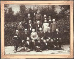 cca 1900 Férfiak csoportképe, a hátsó sorban vármegyei hajdúval, fotó kartonon, a karton körbevágott, 20x27 cm