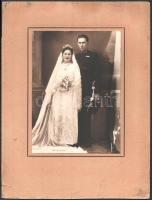 cca 1920-1940 Rendőr és felesége esküvői fotója kartonon, a felületén folttal, sérüléssel, a fotó részben elvált a kartontól, 23x16 cm