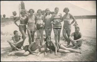 1920 Balatonfüred, fürdőzők csoportképe, Foto Kurzweil műterméből, 9x13,5 cm
