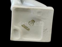 Drasche fehér mázas porcelán bohóc, jelzett, gyári mázhibával, m: 17,5 cm