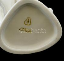 Drasche kislány bohóccal, fehér mázas, jelzett, gyári mázhibákkal, m: 18,5 cm