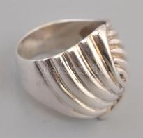 Ezüst(Ag) bordázott gyűrű, jelzett, méret: 53, nettó: 7,9 g