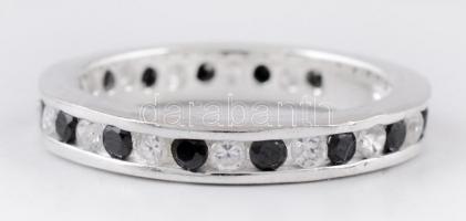 Ezüst(Ag) fekete-fehér sokköves gyűrű, jelzett, méret: 57, bruttó: 4 g