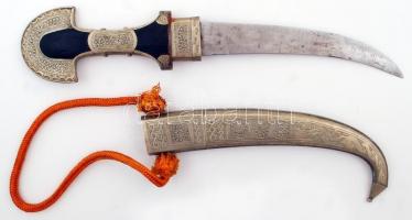 Gazdagon díszített keleti motívumos dísztőr, fa markolattal, díszes hüvellyel, pengehossz: 22,5 cm, 43 cm /  Richly ornated oriental-style honorary dagger, with wooden hilt and ornated scabbard, blade length: 22,5 cm, total length: 43 cm