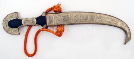 Gazdagon díszített keleti motívumos dísztőr, fa markolattal, díszes hüvellyel, pengehossz: 22,5 cm, ...